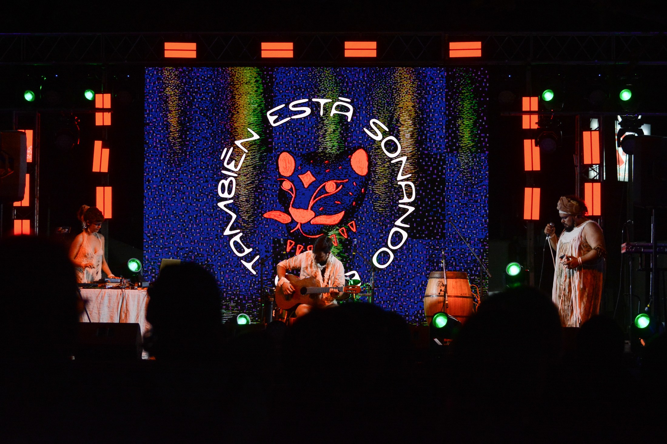 Presentación musical en el escenario de Esto También Está Sonando