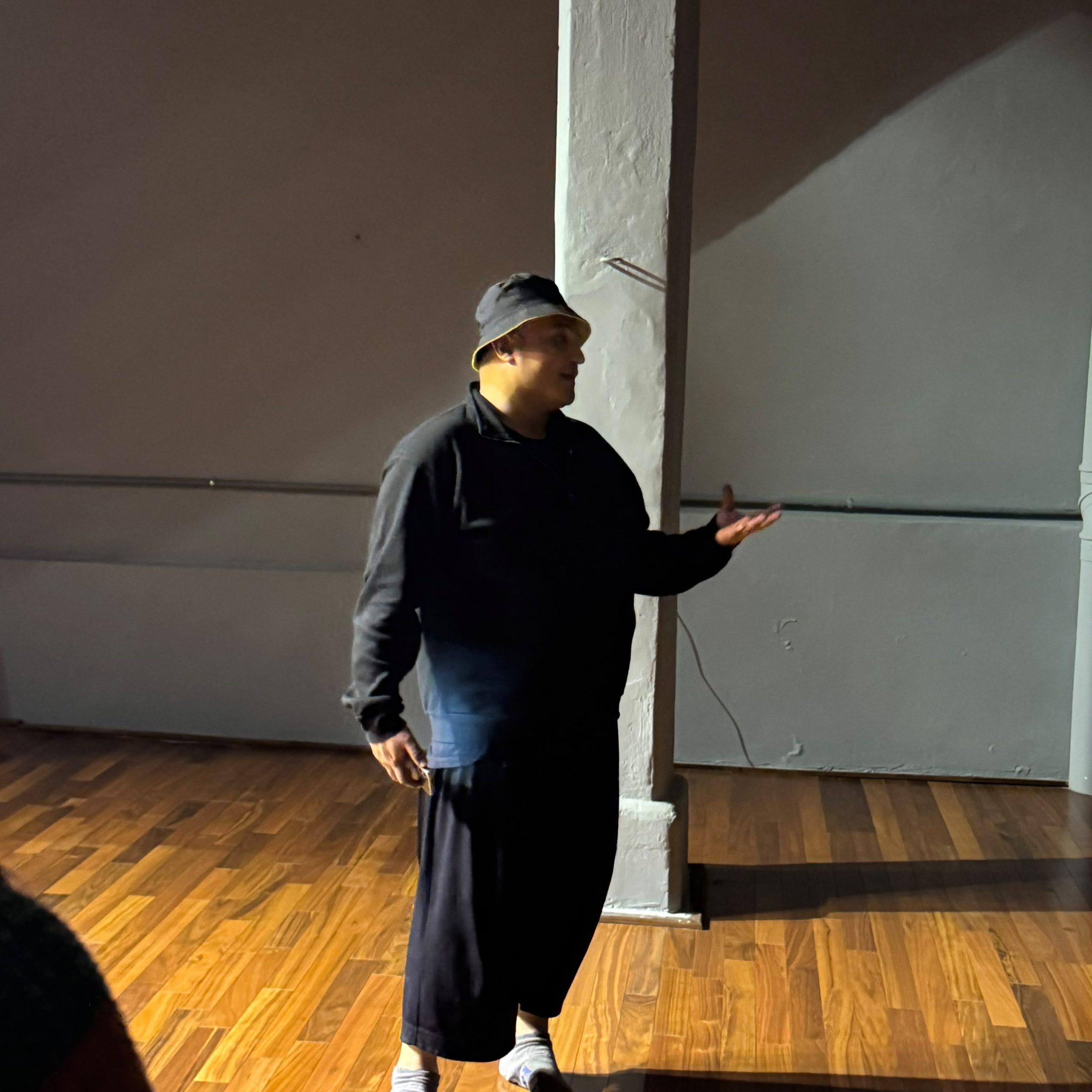 Manu Portillo durante una clase de actuación frente a cámara