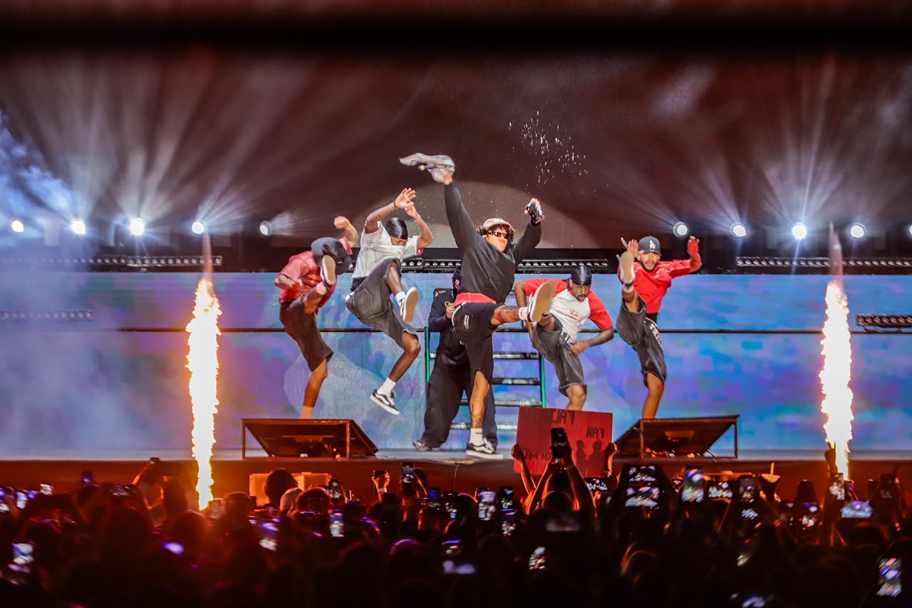 Beéle y su cuerpo de baile durante el concierto en Arena Asunción