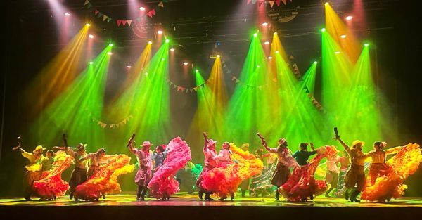 Integrantes del Ballet Mimbipa durante una puesta de danza paraguaya