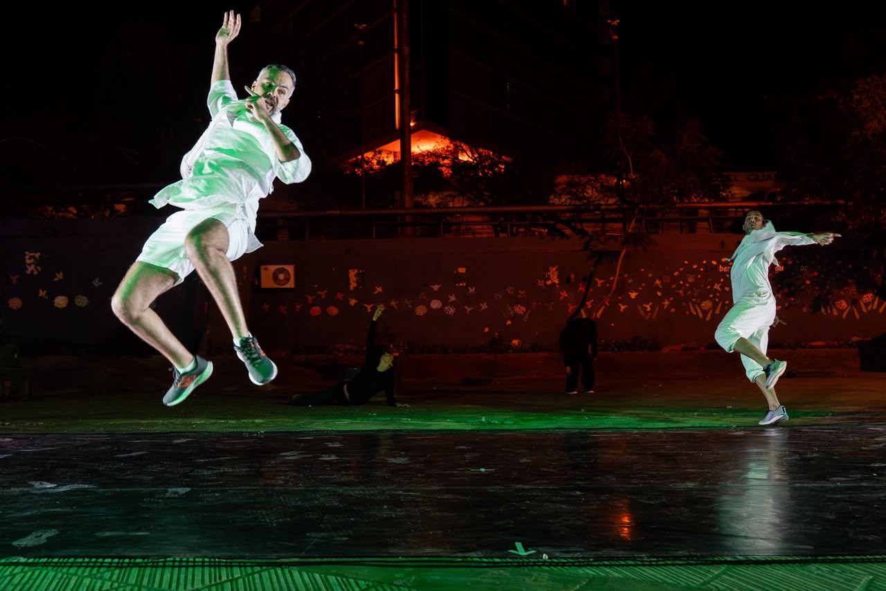 Dos bailarines durante una intervención urbana de Crear en Libertad