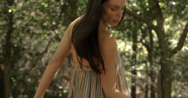Modelo con un vestido de la campaña Asunción Fashion Week Resort 2026/27 en un entorno natural
