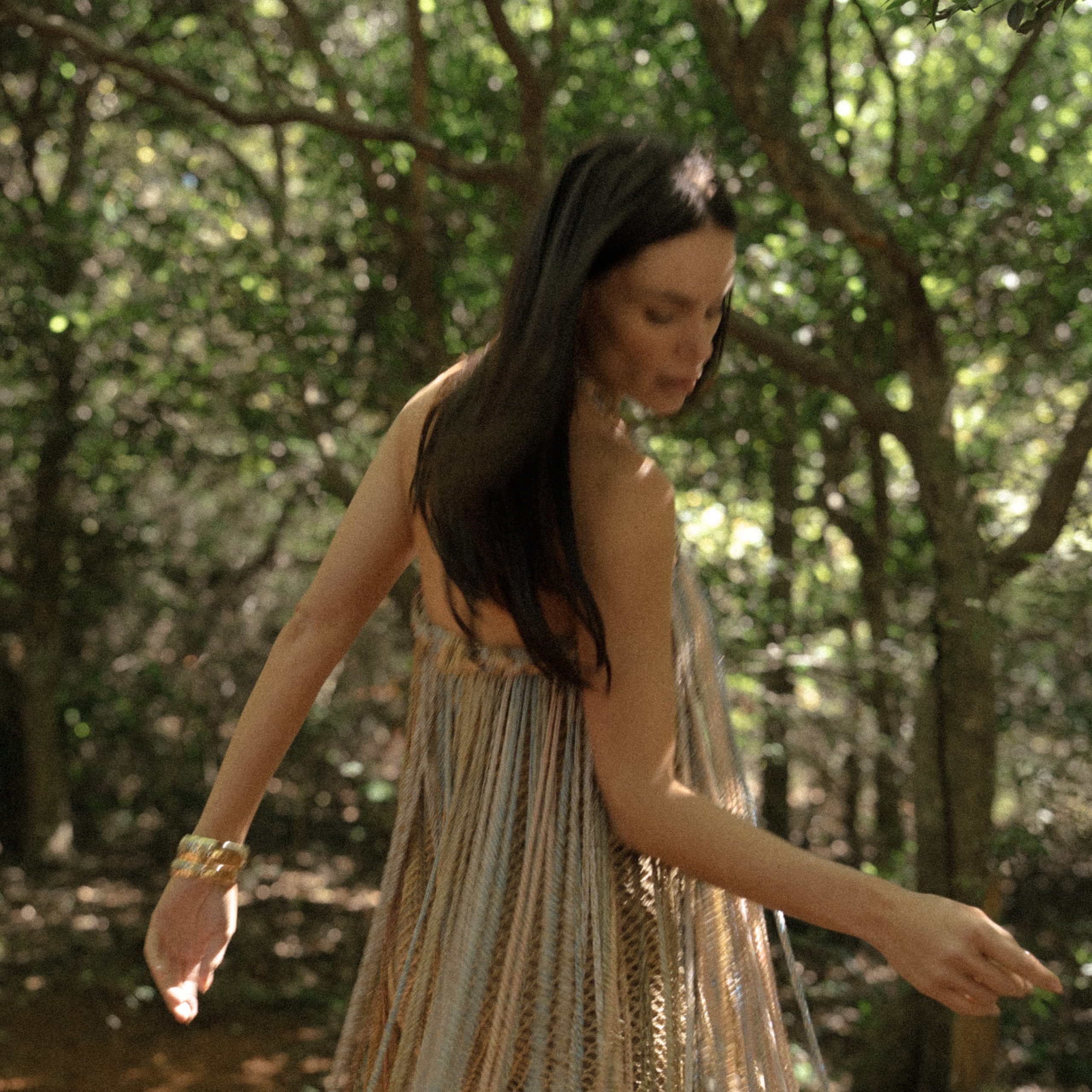Modelo con un vestido de la campaña Asunción Fashion Week Resort 2026/27 en un entorno natural