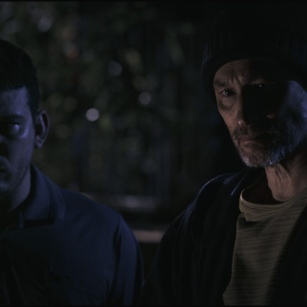 Fernando Abadie y Ariell López en una escena nocturna de La sombra