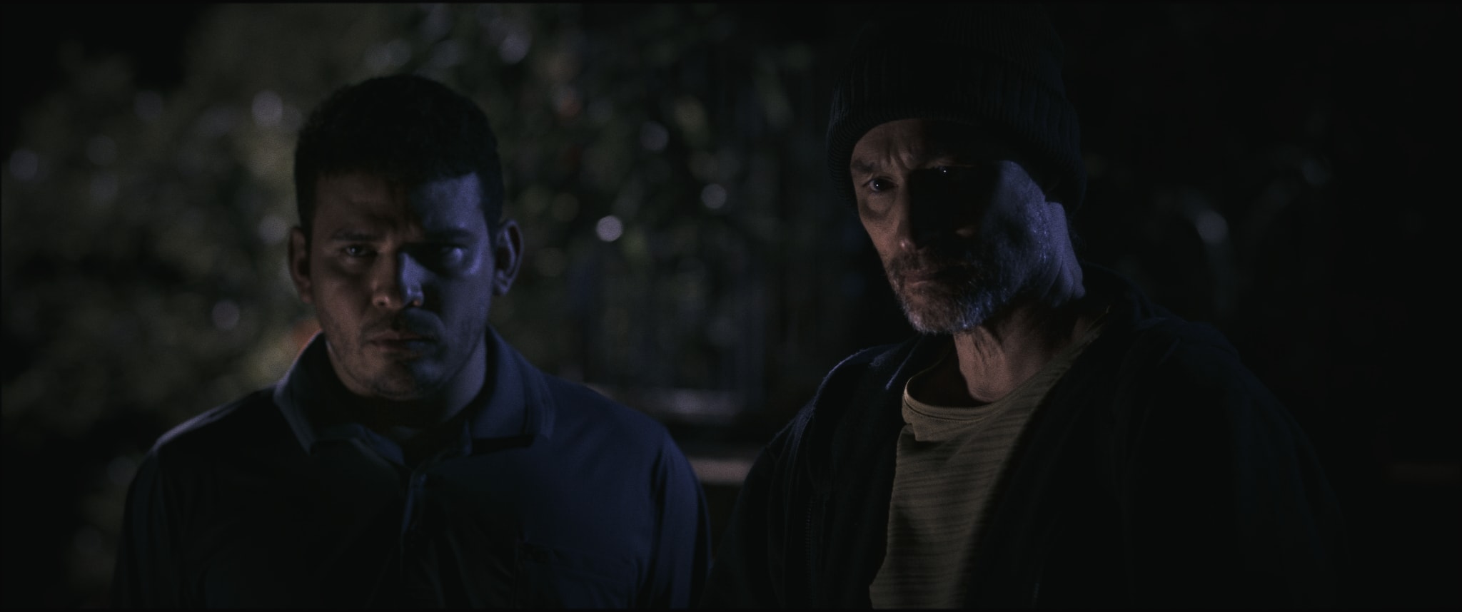 Fernando Abadie y Ariell López en una escena nocturna de La sombra