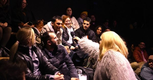 Artistas y público durante una función de Ñande Impro