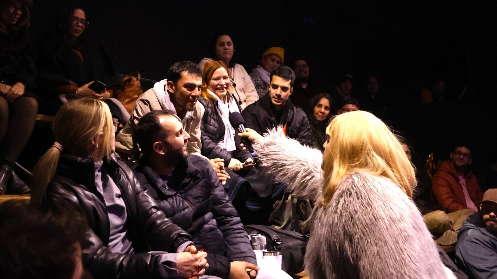 Artistas y público durante una función de Ñande Impro