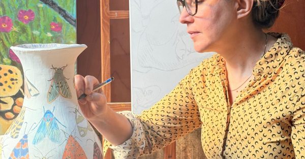 Silvana Nuovo trabajando en una pieza de cerámica