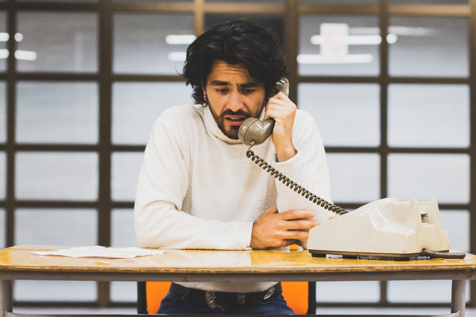 Intérprete de La cabina sostiene un teléfono en escena