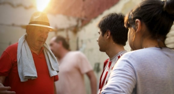 Tres personajes conversan en una escena exterior de De Astronautas y Fantasmas