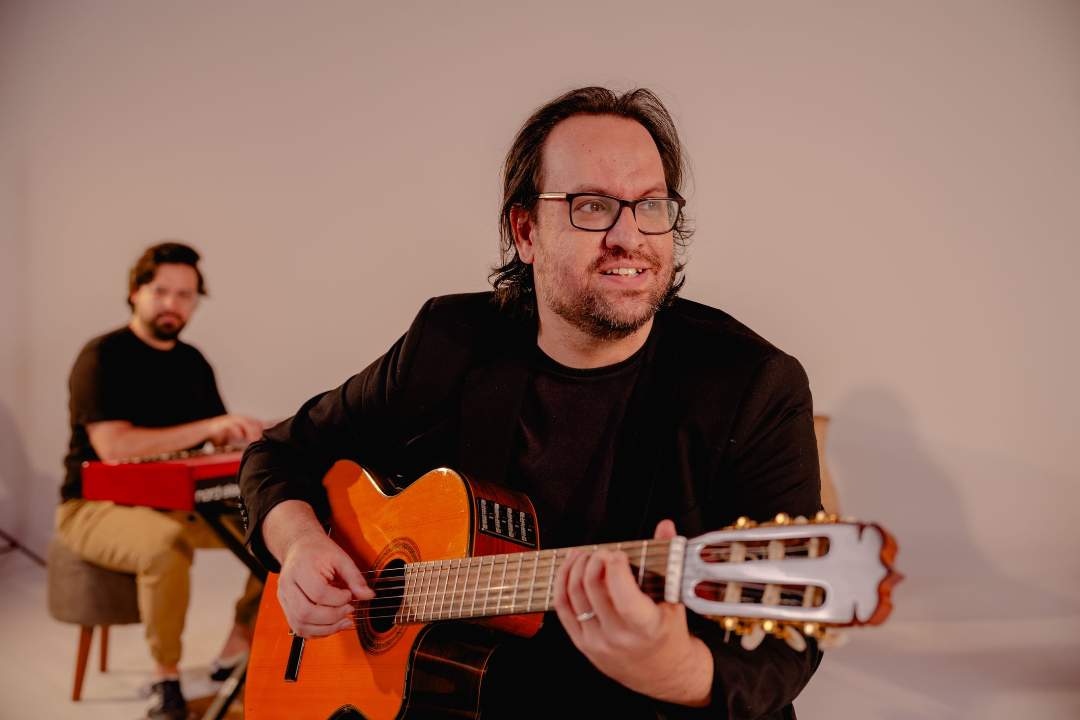 Diego Guzmán interpreta una guitarra en concierto