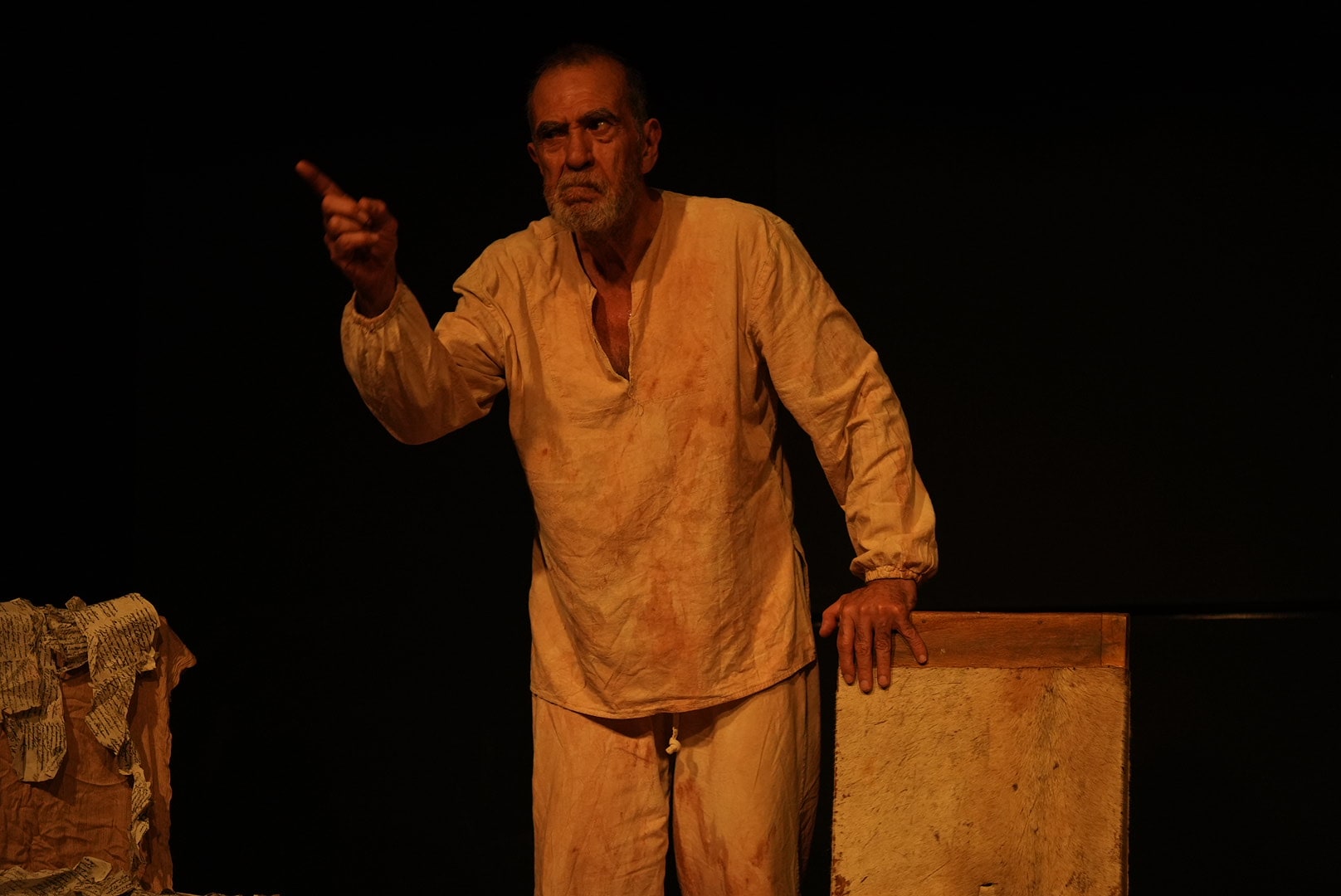 Héctor Silva señala al público durante El Loco de Cervantes