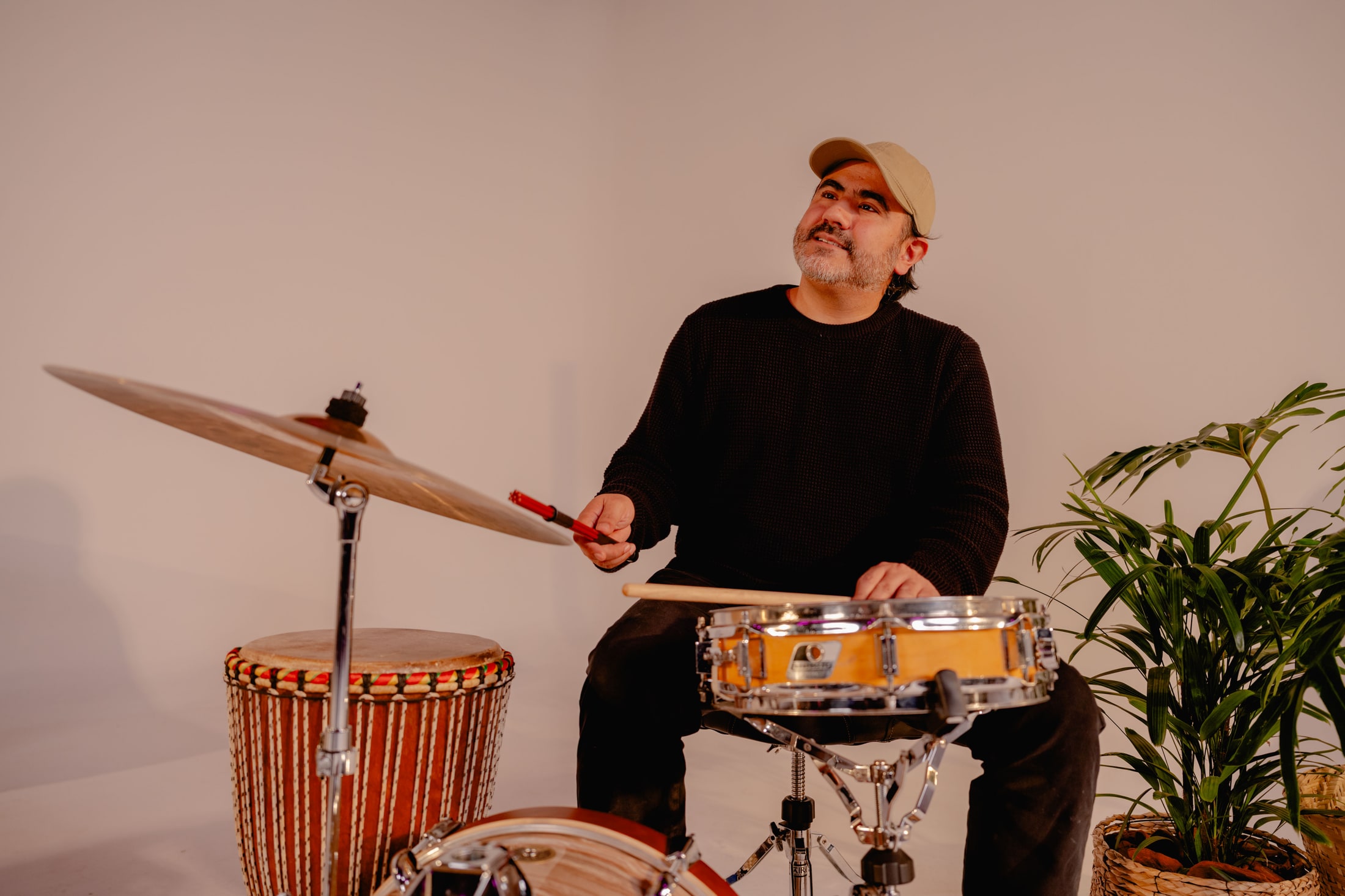 Baterista durante una presentación de Guitarra Paraguaya