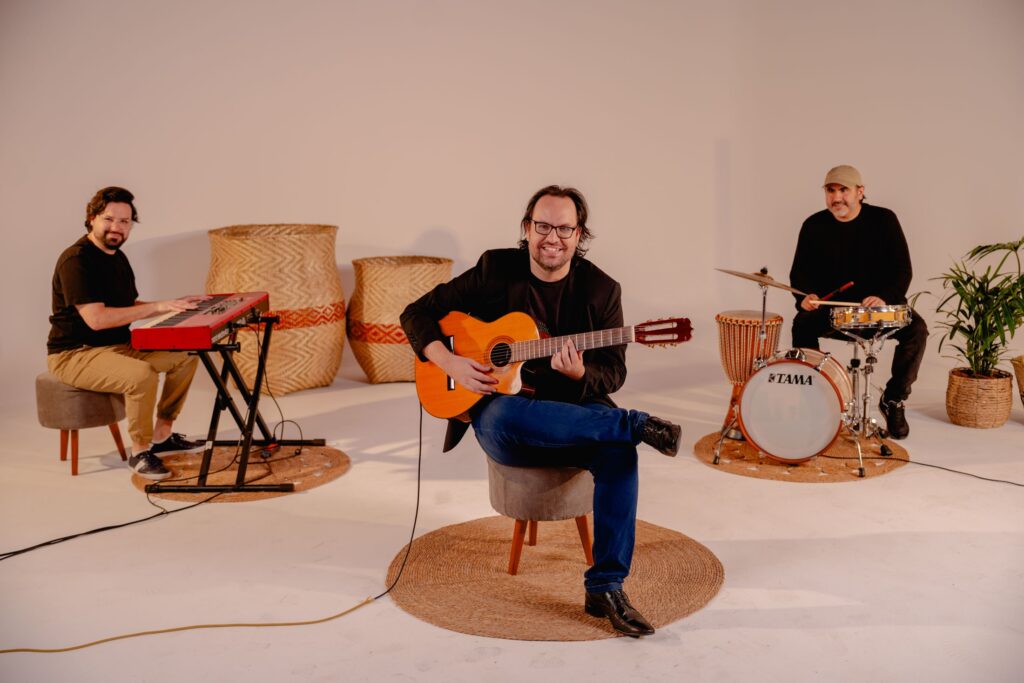 Diego Guzmán toca la guitarra junto con su ensamble