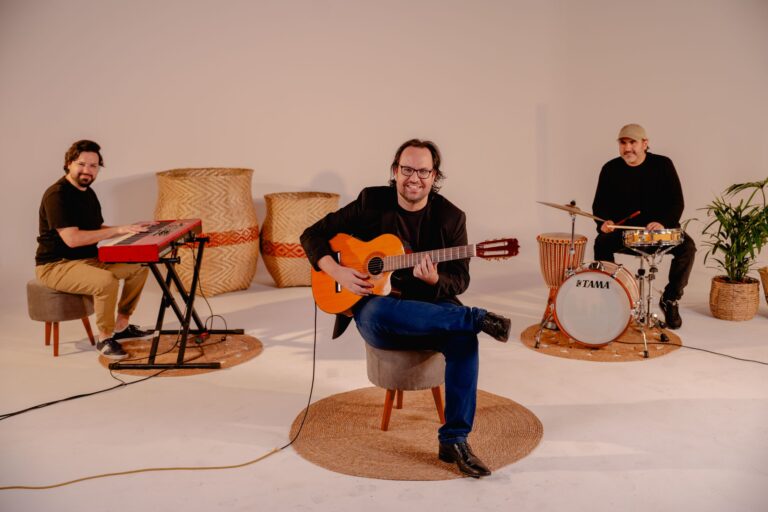Diego Guzmán toca la guitarra junto con su ensamble