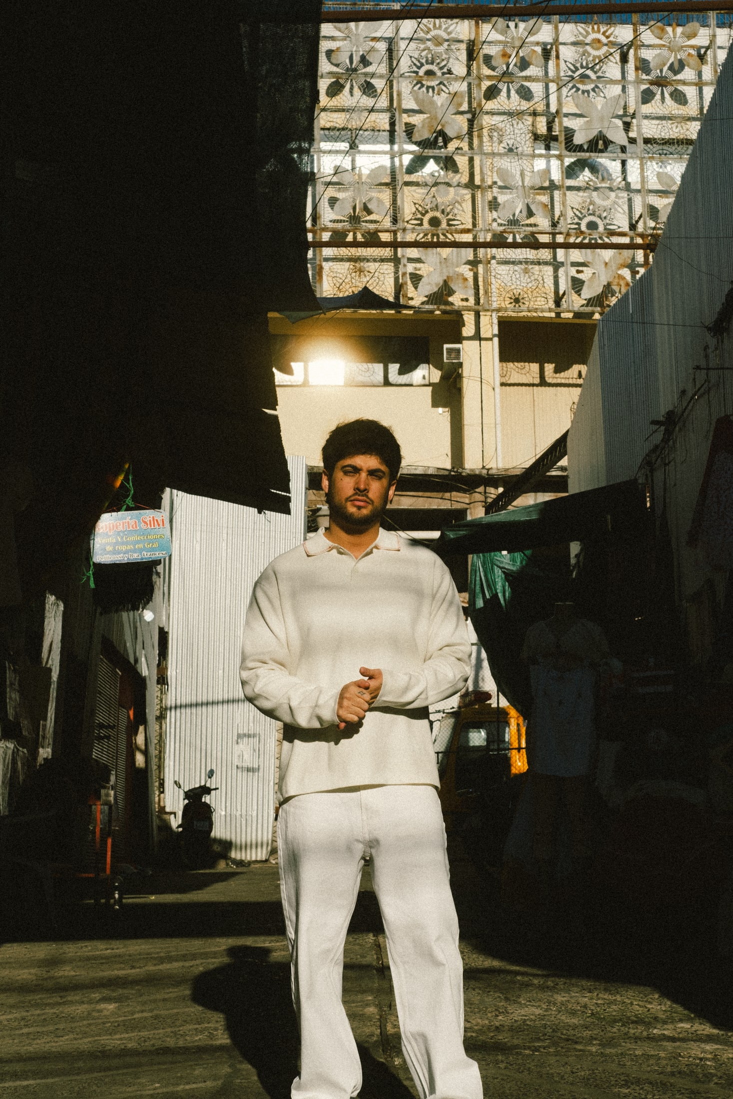 Luigi Manzoni posa para las fotografías de Me quedo acá