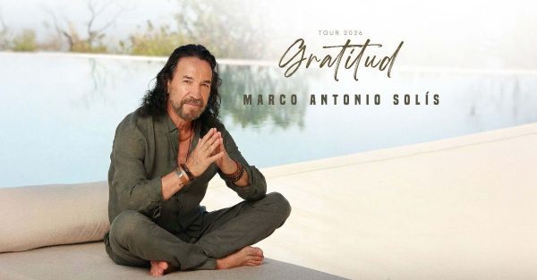 Marco Antonio Solís durante una presentación en vivo