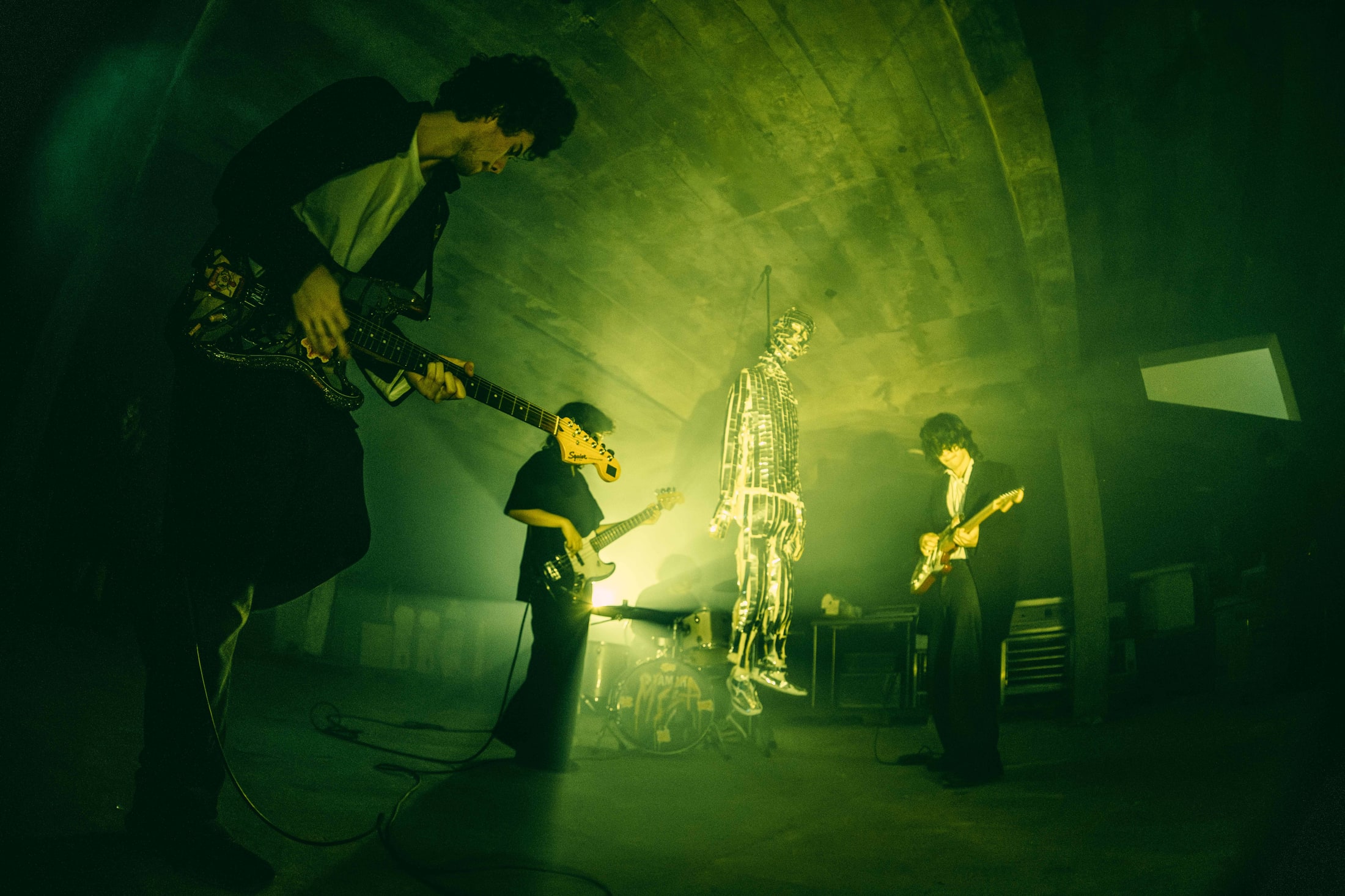 Integrantes de Mi Sueño Póstumo en el videoclip Ojos de Sal