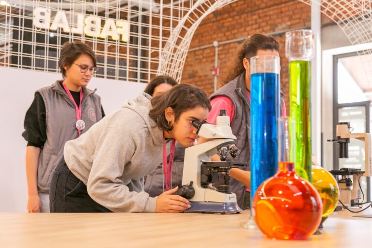 Visitantes participan de una experiencia científica en MuCi