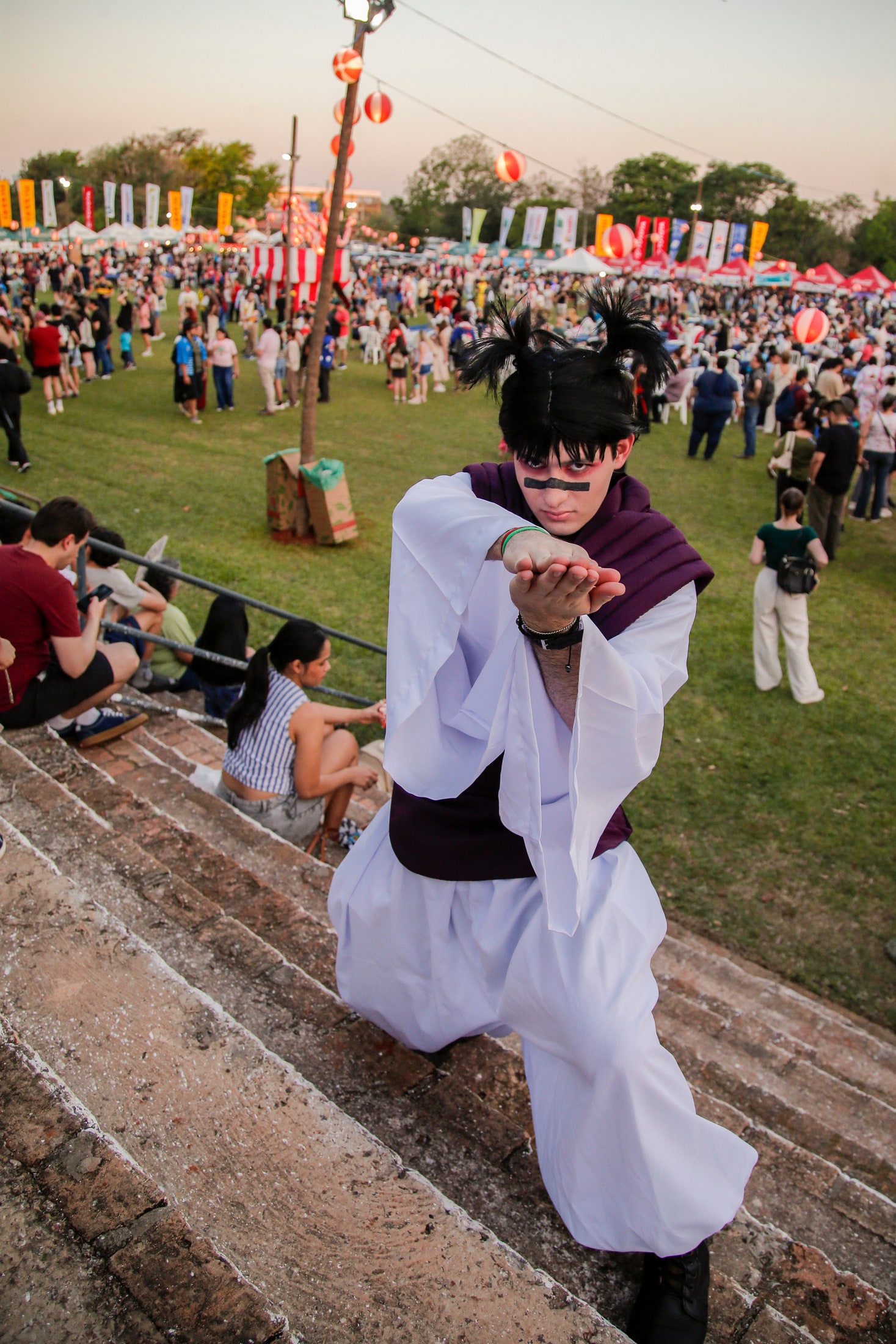 Cosplayer con el predio del Nihon Matsuri al fondo