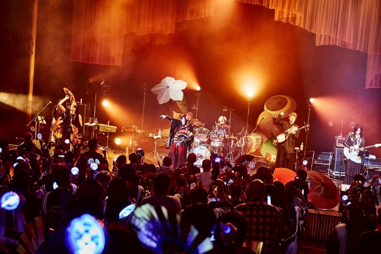 El trío japonés Hanafugetsu durante una presentación en concierto