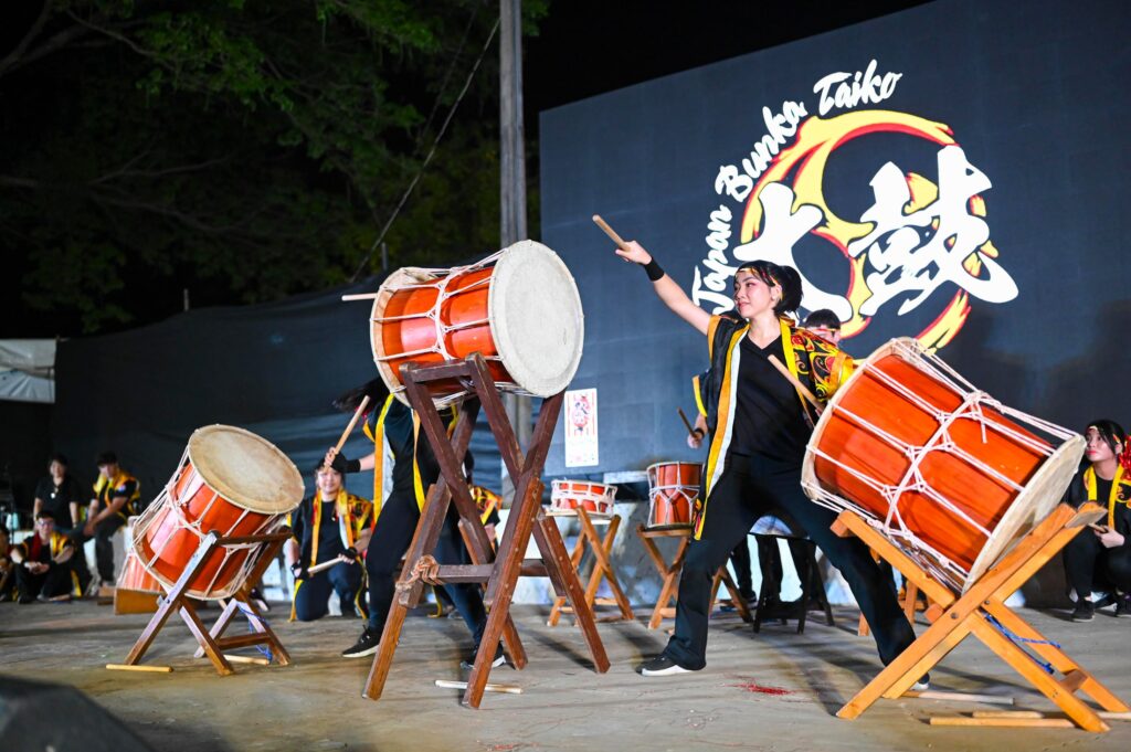 Integrantes de Japan Bunka Taiko durante una presentación en escena