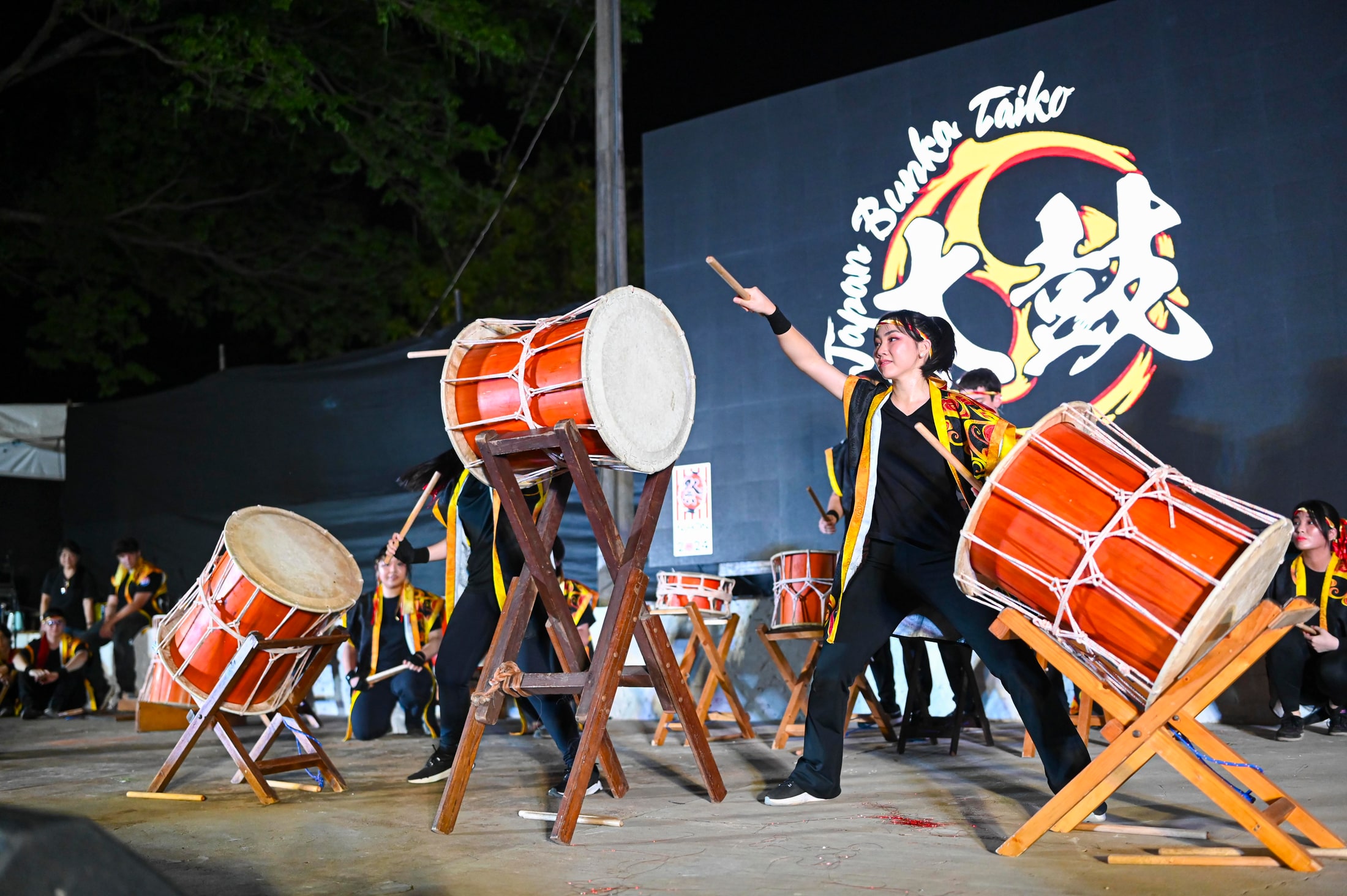 Integrantes de Japan Bunka Taiko durante una presentación en escena