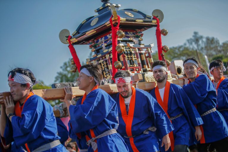 Participantes trasladan un mikoshi durante una edición del Nihon Matsuri