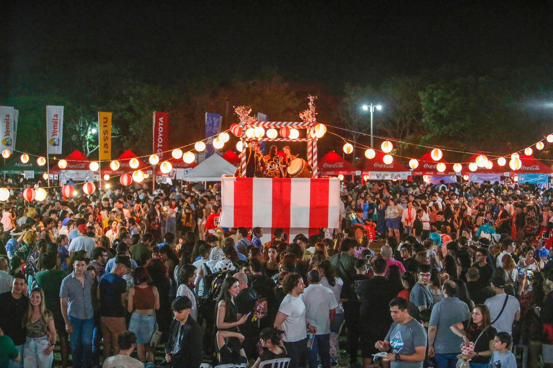 Público reunido alrededor del escenario del Nihon Matsuri