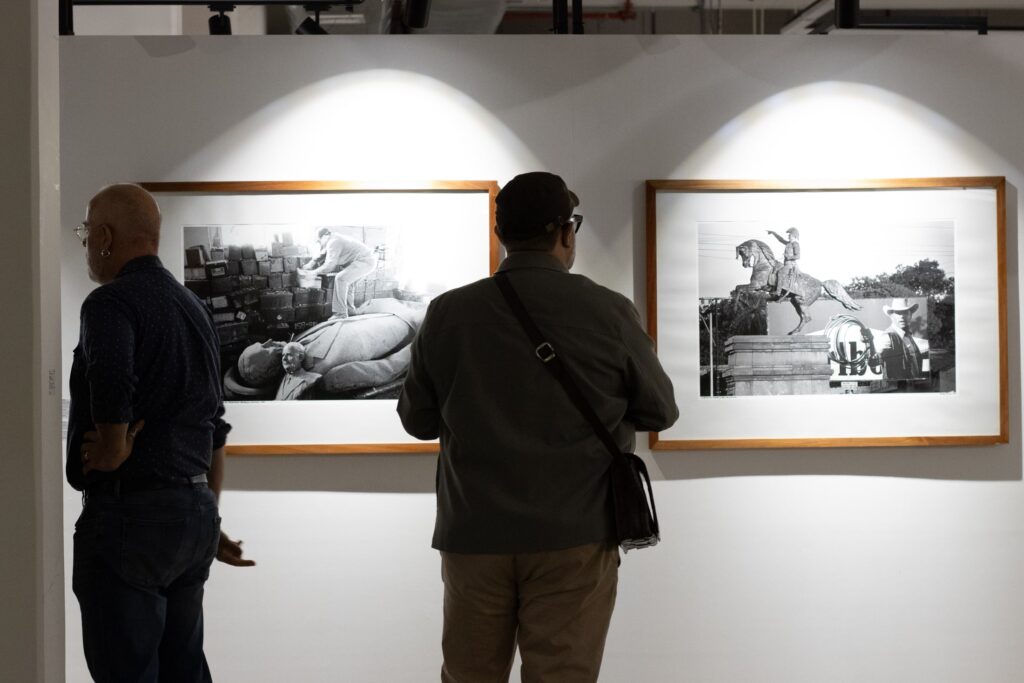 Dos visitantes observan obras en Oxígeno Feria de Arte