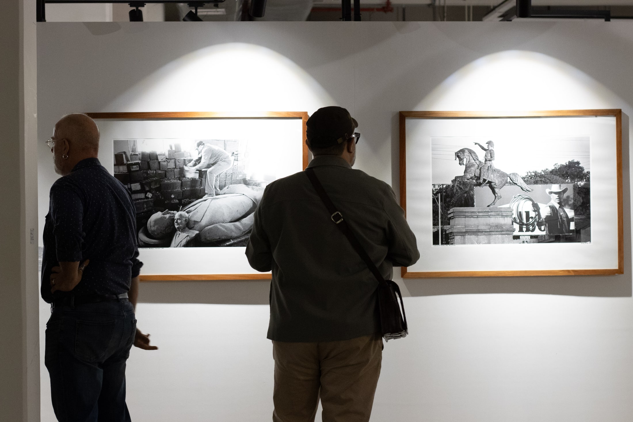Dos visitantes observan obras en Oxígeno Feria de Arte