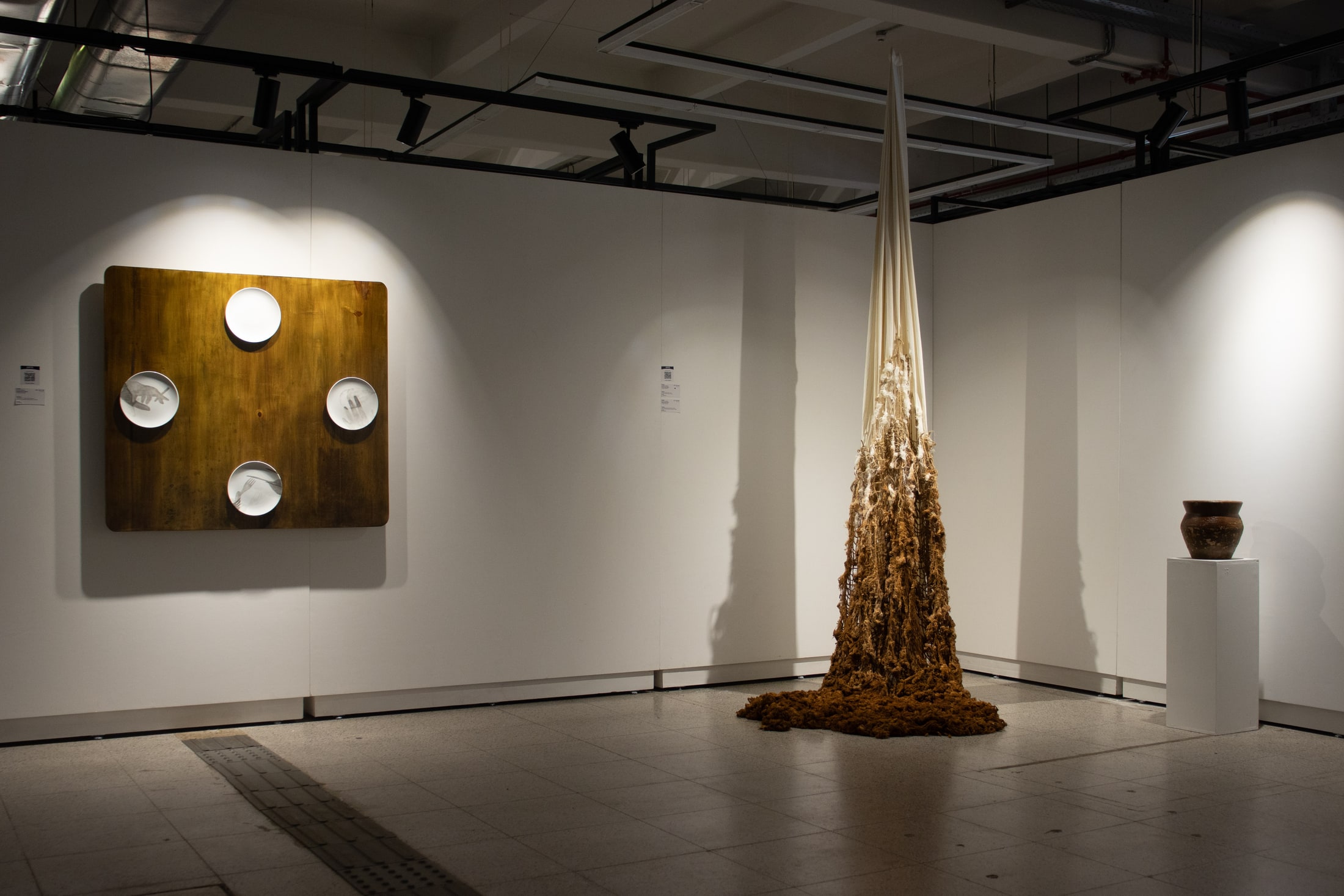 Vista de una sala con obras e instalaciones de Oxígeno Feria de Arte