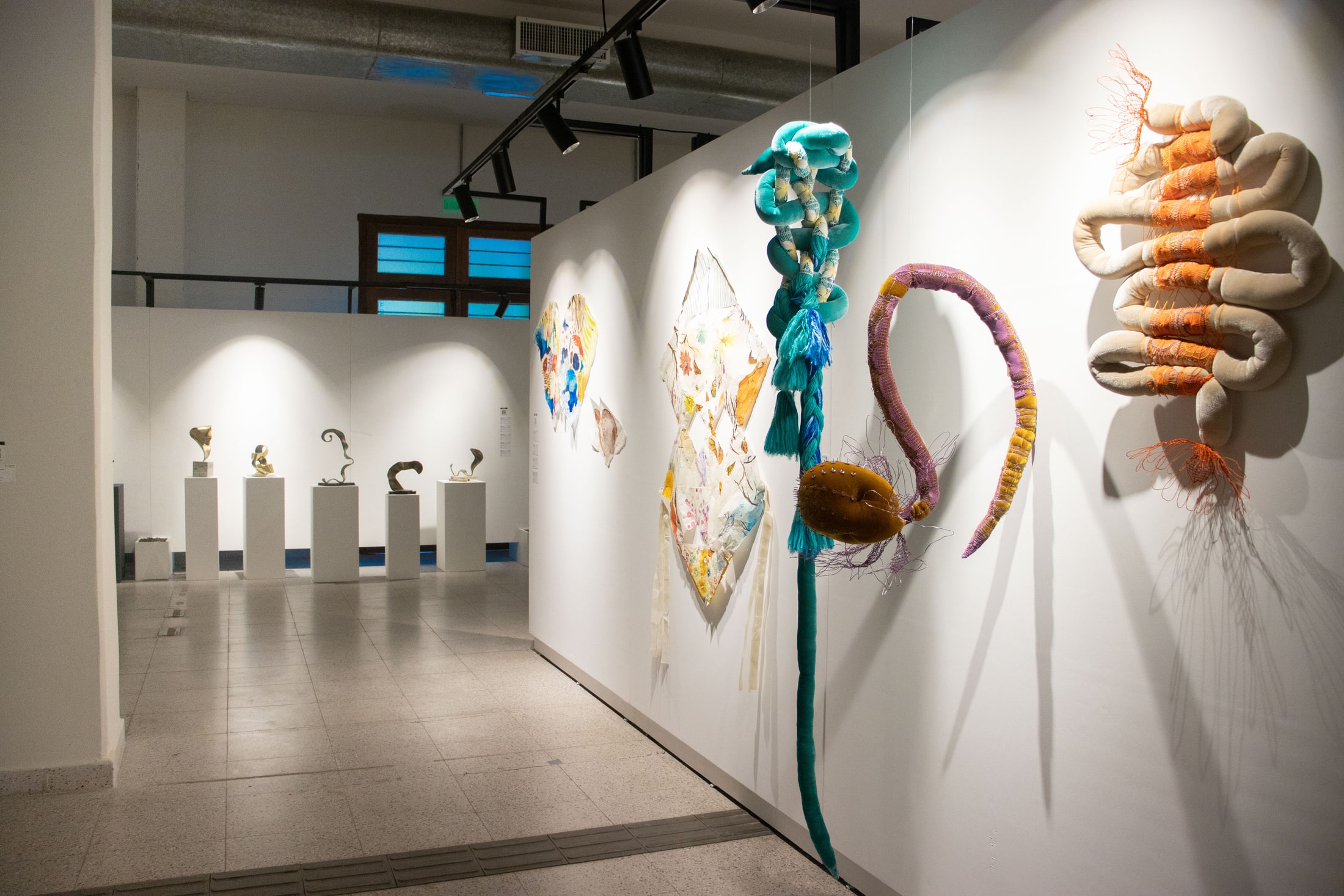 Obras textiles e instalaciones exhibidas en Oxígeno Feria de Arte