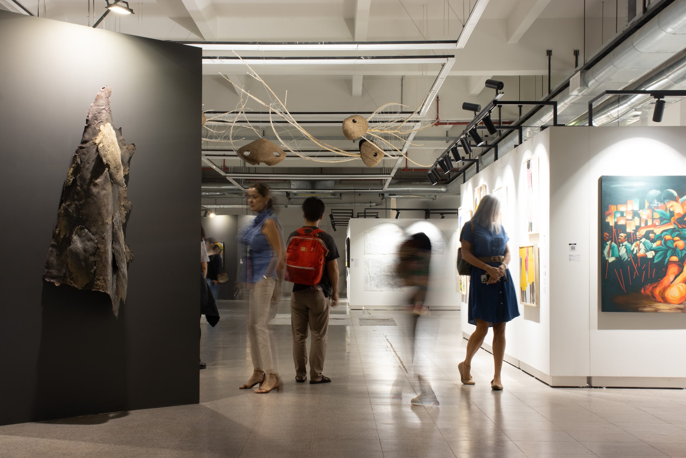 Público recorre una sala de Oxígeno Feria de Arte