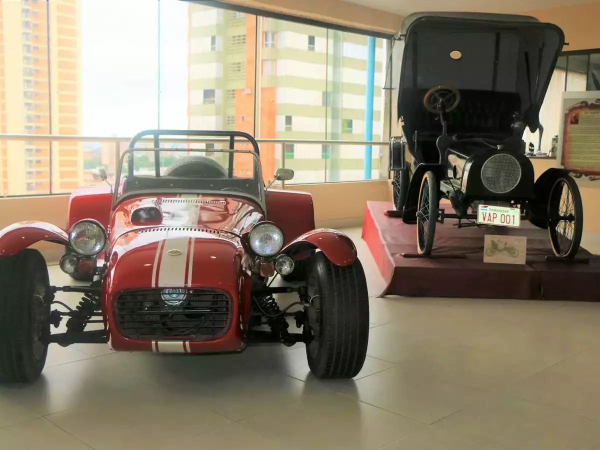 Vehículos históricos expuestos en el Museo del Touring y Automóvil Club Paraguayo