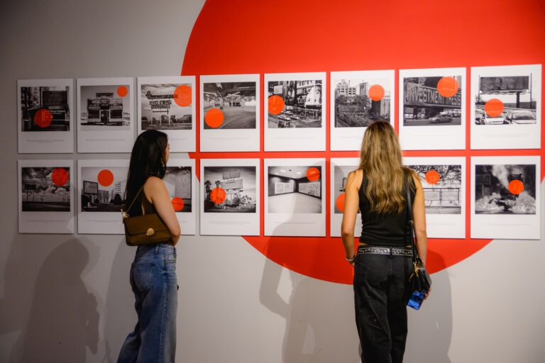 Dos visitantes observan una exposición fotográfica durante la Noche de los Museos