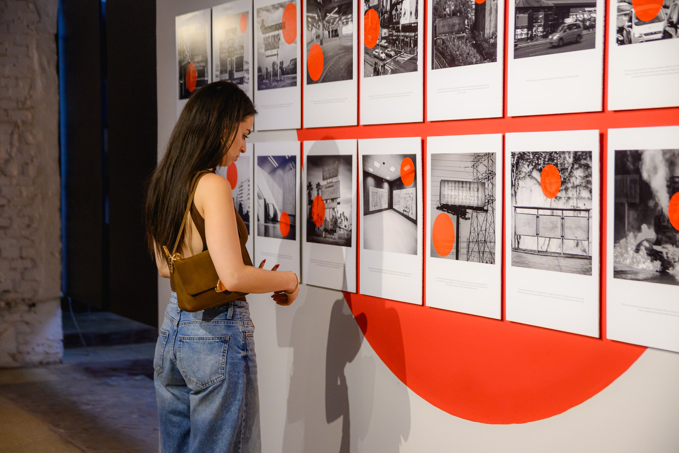 Una visitante recorre una exposición fotográfica durante la Noche de los Museos