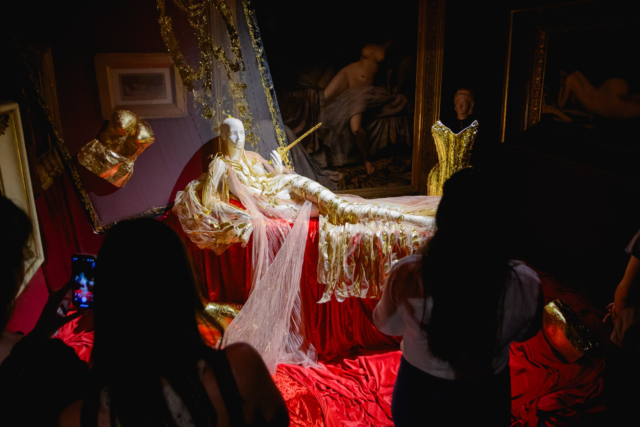 Público frente a una instalación artística durante la Noche de los Museos