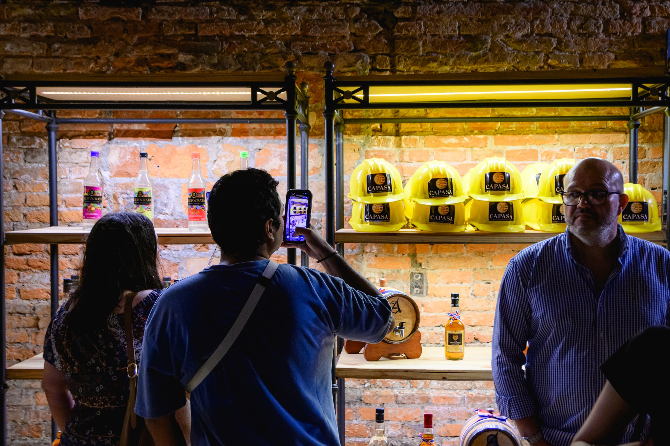 Visitantes observan una instalación durante la Noche de los Museos