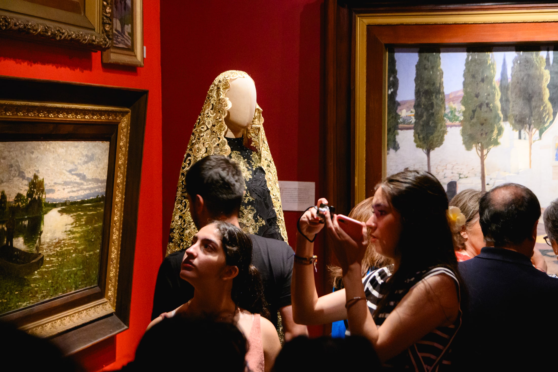 Público recorriendo una sala durante la Noche de los Museos