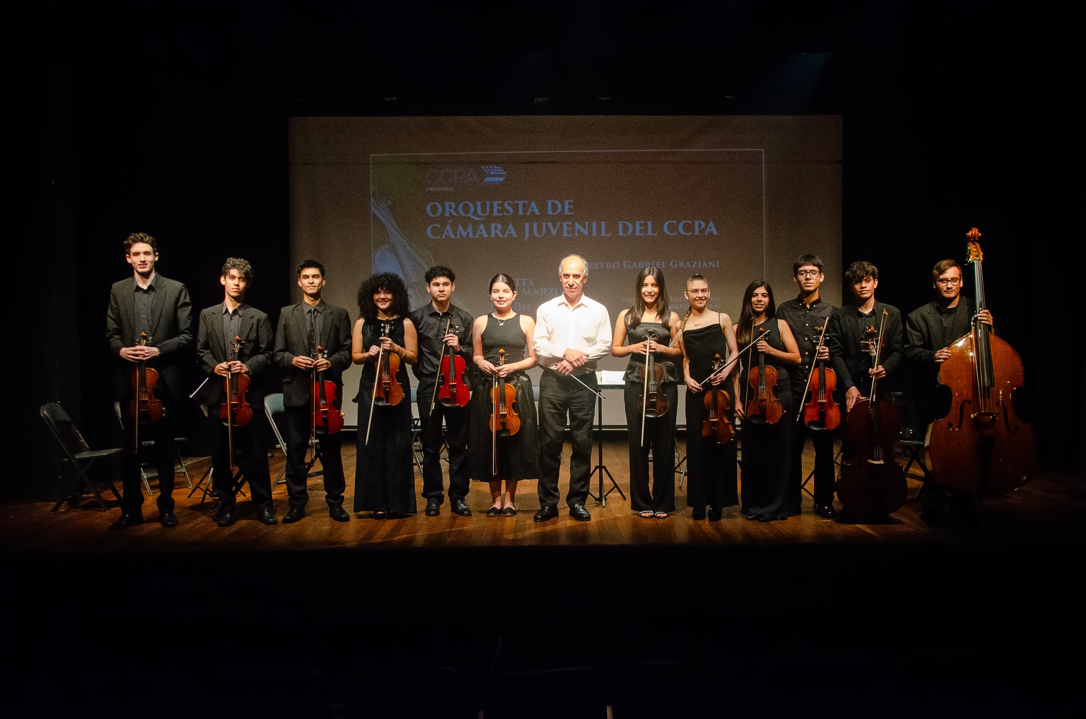 La Orquesta de Cámara Juvenil del CCPA junto con su director Gabriel Graziani