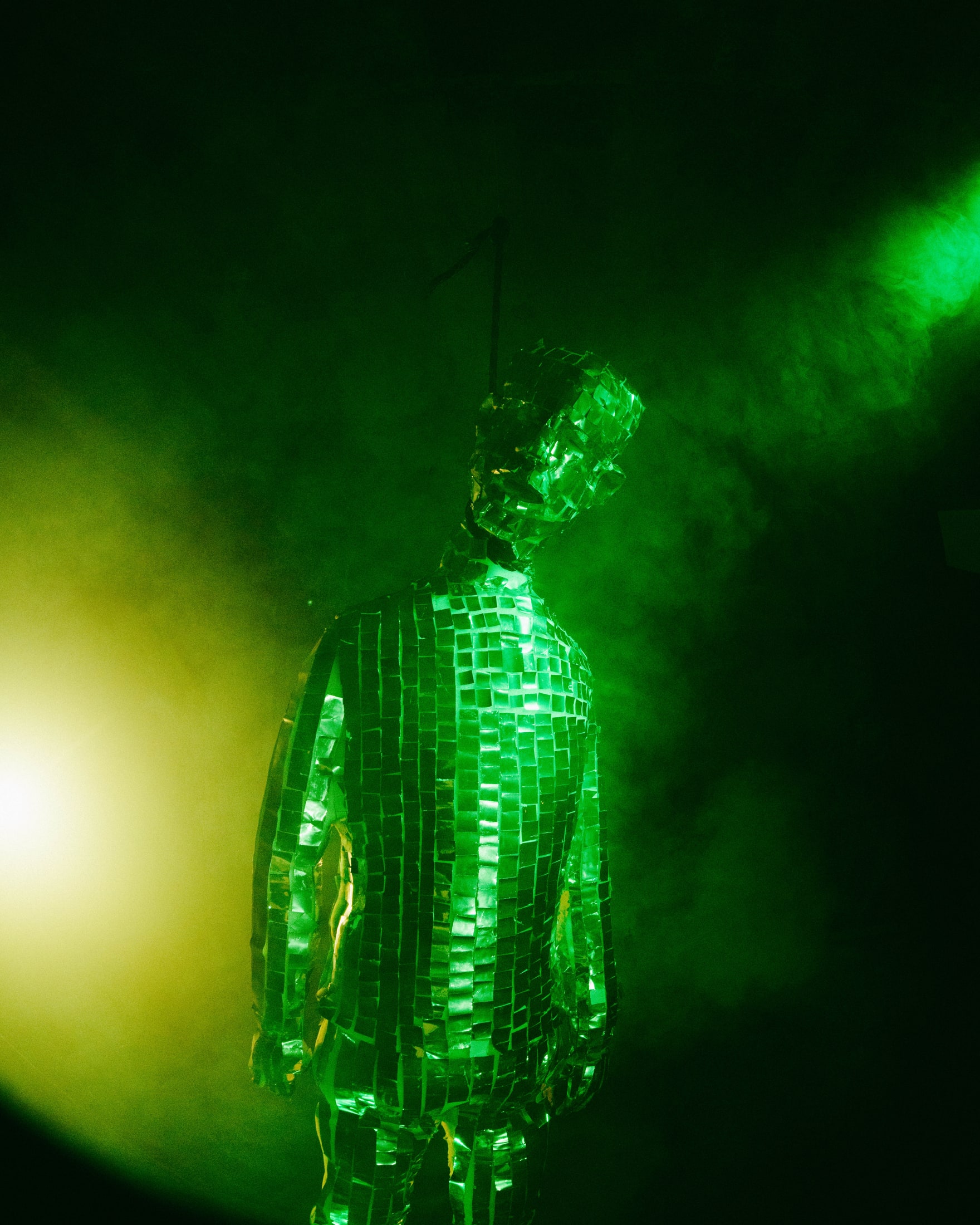 Figura reflejada en una escena del videoclip Ojos de Sal