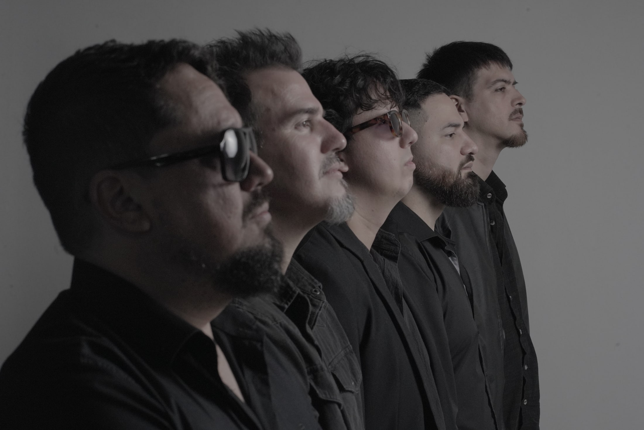 Los integrantes de Ovejas Negras posan de perfil