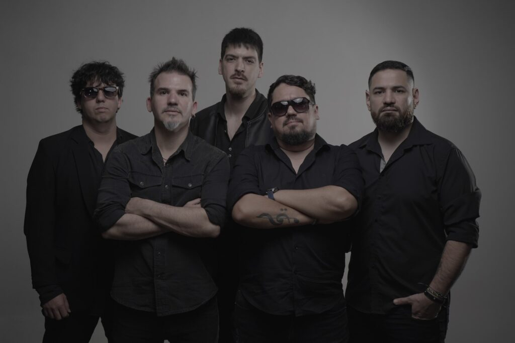 Los cinco integrantes de Ovejas Negras posan de frente