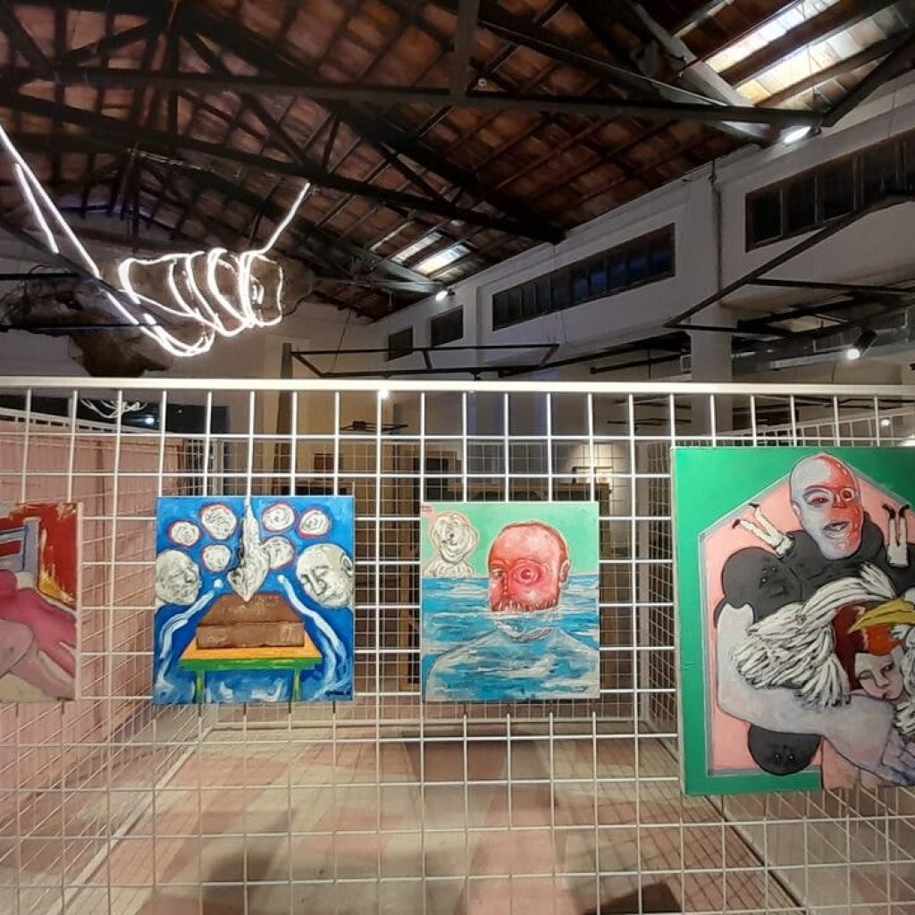 Obras contemporáneas exhibidas en una edición anterior de Oxígeno Feria de Arte