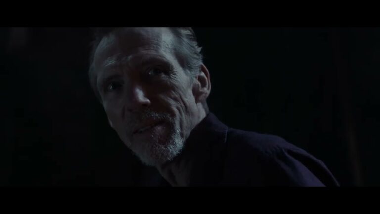 Richard Brake en una escena oscura de Pinocho sin Cuerdas