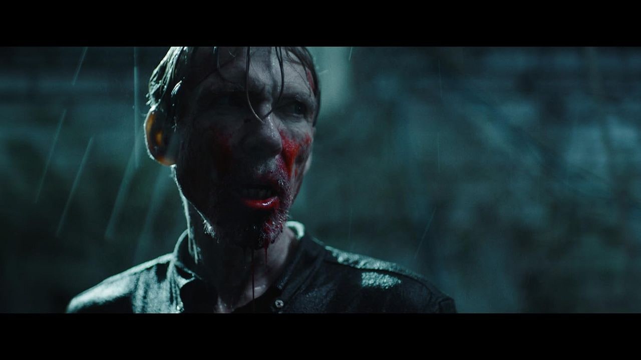 Richard Brake bajo la lluvia en Pinocho sin Cuerdas