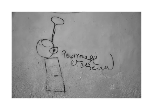 Joan Miró — «Personnage et oiseau», dibujo en el muro de Son Boter. Fotografía de Rif Spahni.