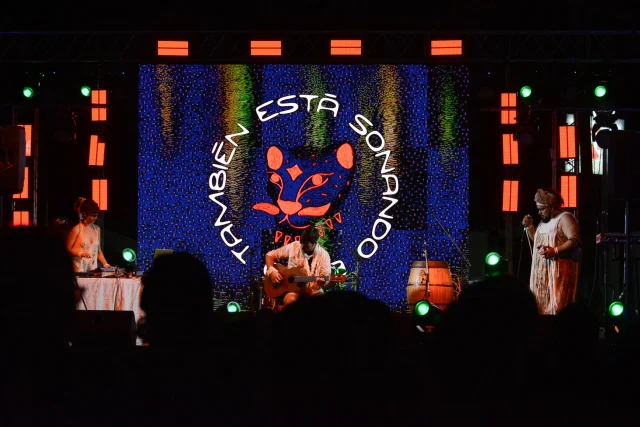 Presentación musical en el escenario de Esto También Está Sonando