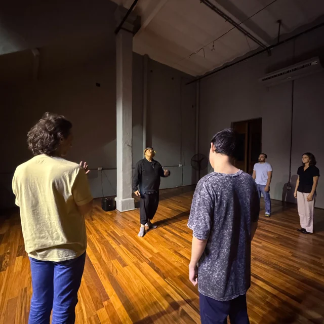 Participantes durante una práctica del taller Primer Plano